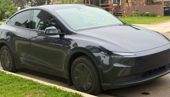 Автор публикации заявил, что новая функция Tesla доступна только подписчикам FSD